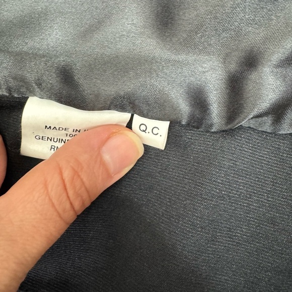 Saguaro.  Vintage .Black Leather Vest with Zipper Closure and Pointed Collar - Picture 7 of 12